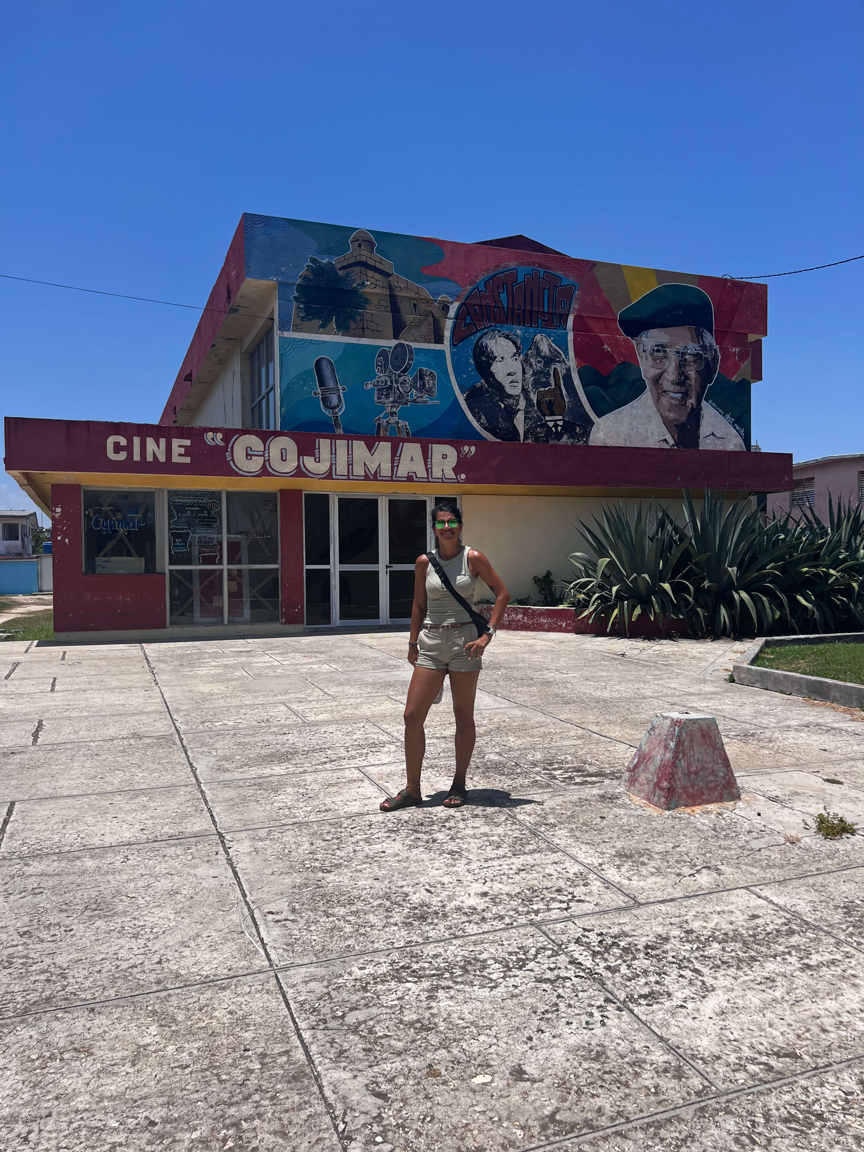 Cinthya, de vuelta en Cojímar, frente al Cine Cojímar.