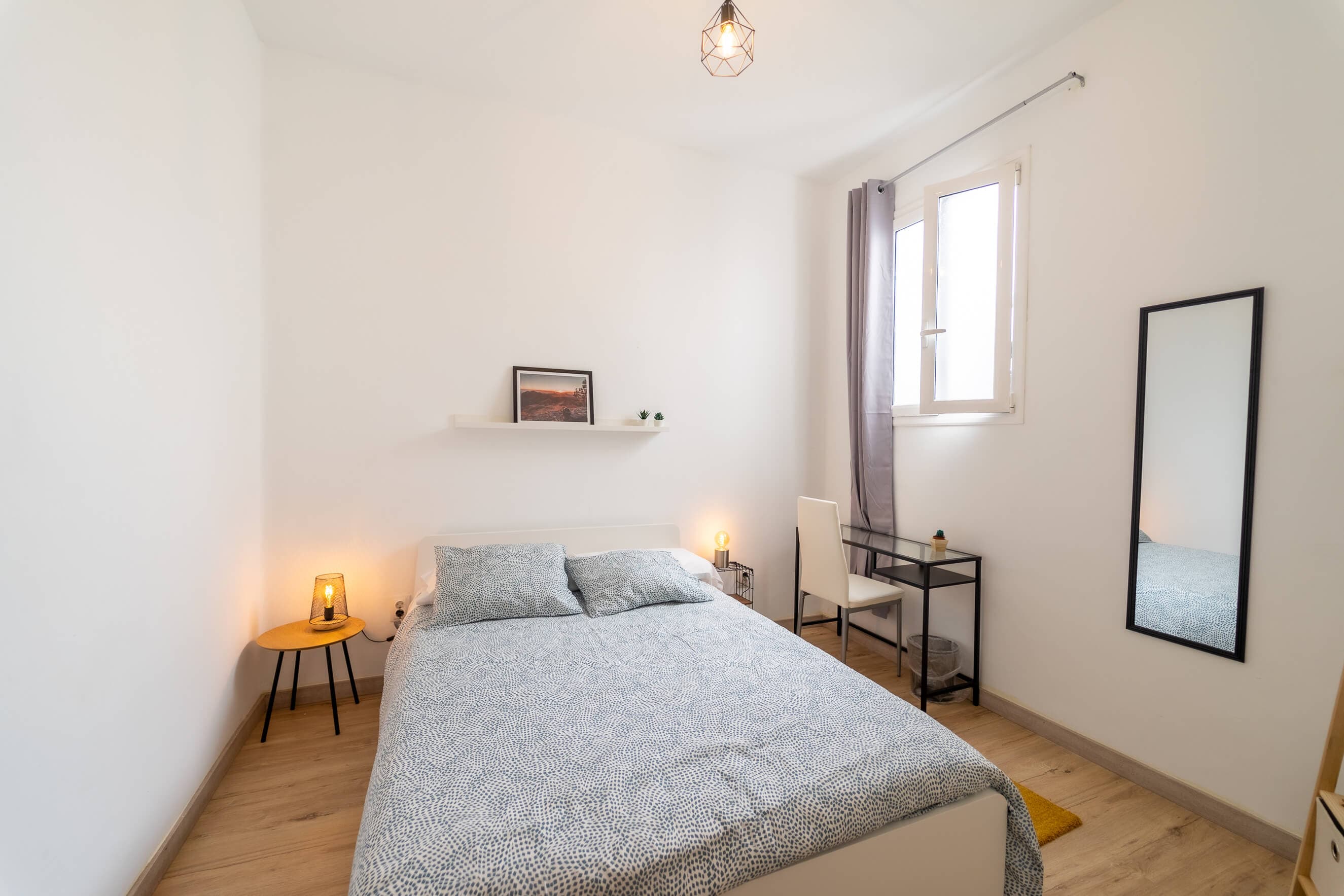 Habitación Americano de House Canteras, doble e interior, con cama, escritorio y espejo de cuerpo entero.