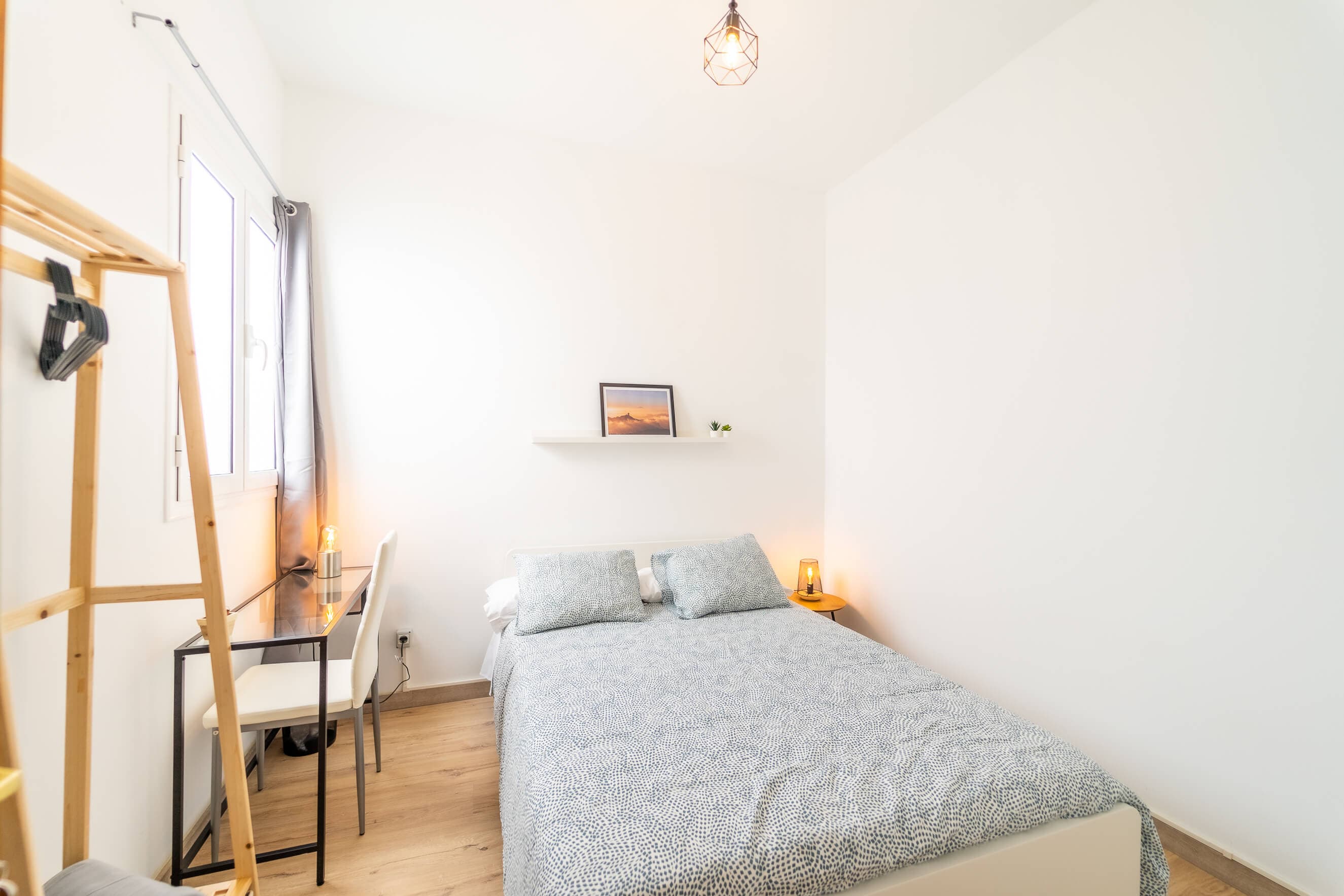 Habitación Café Latte de House Canteras, con cama doble, perchero de madera y escritorio junto a la ventana.
