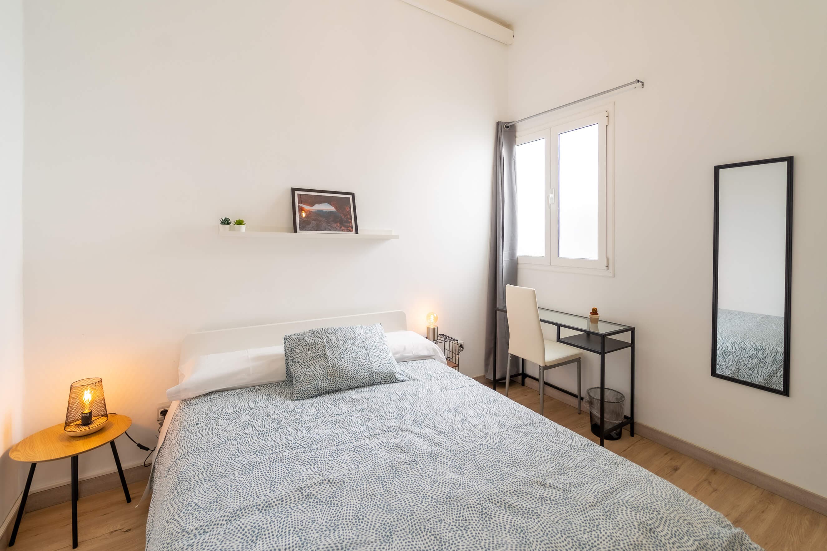 Habitación Cappuccino de House Canteras, con cama doble, escritorio y espejo de cuerpo entero.